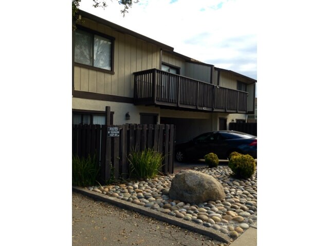 Building Photo - 421 Dela Vina Ave