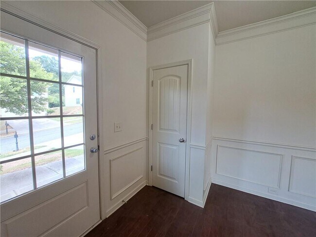 Building Photo - 867 Pine Ln