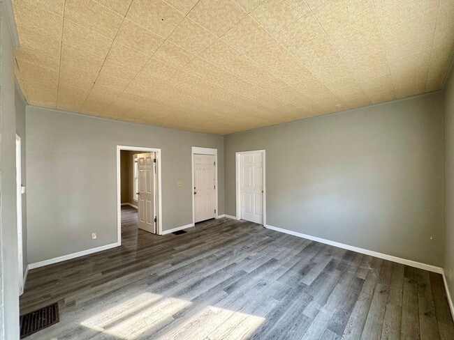 Building Photo - Cute Older Home