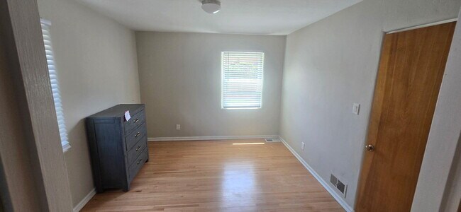 Foto del edificio - 4220 Broadmoor Ave NE