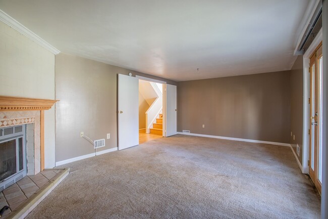 Building Photo - Gorgeous 4 BR/3.5 BA EOG Towhome in Columbia!