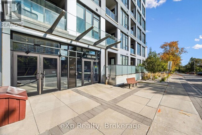 Photo du bâtiment - 690 King St W