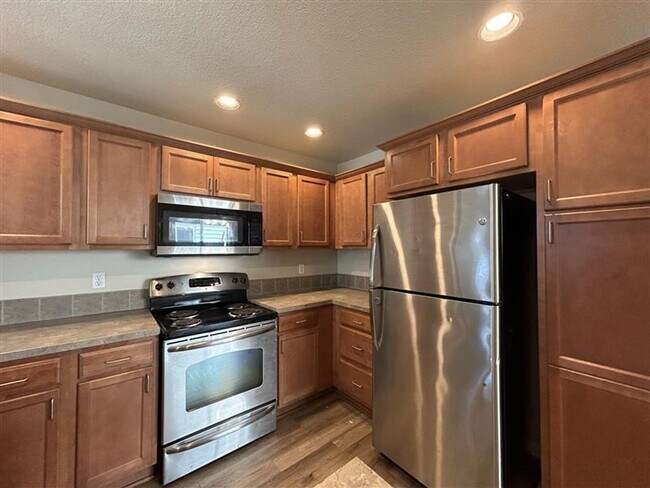 Foto del edificio - Move-In Ready! 3 Beds 2.5 Baths Townhome with Stainless Steel Appliances, W/D Hookups, and Gas Fo...