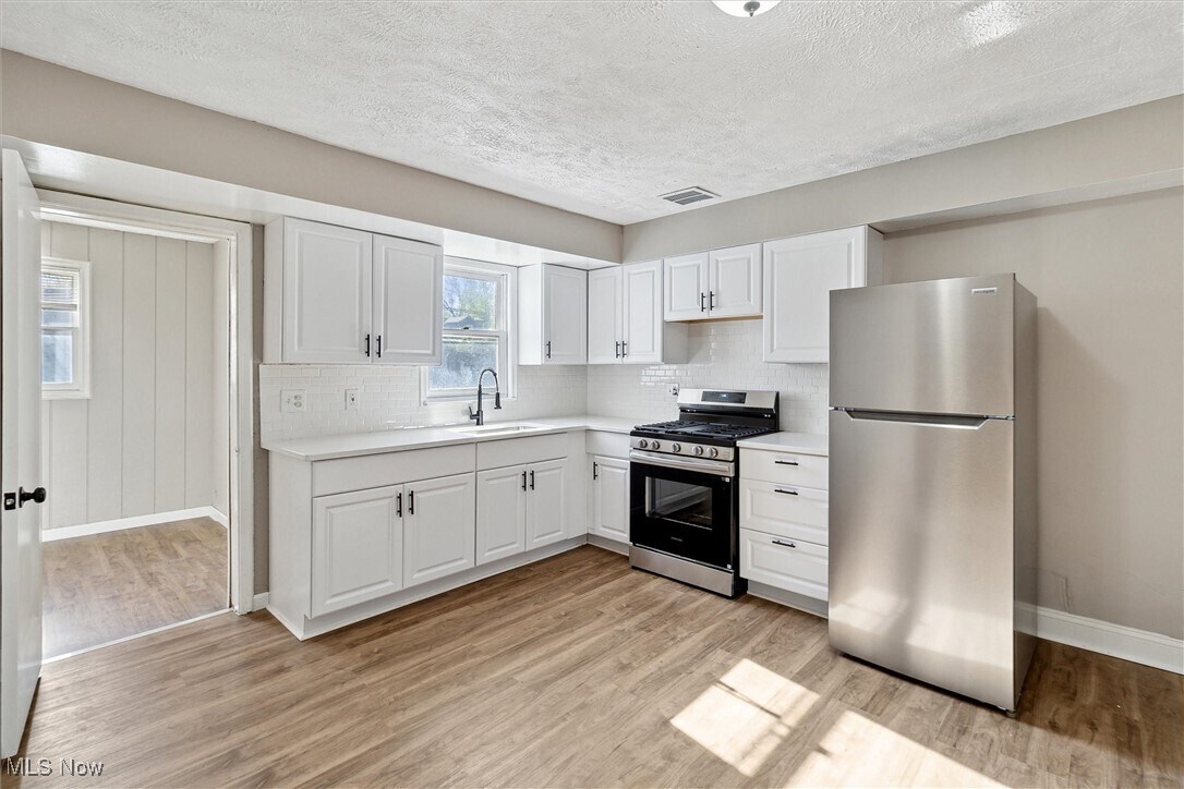 Foto principal - 715 E 258th St