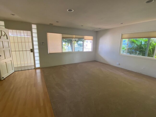 Building Photo - Nestled in beautiful Kahala