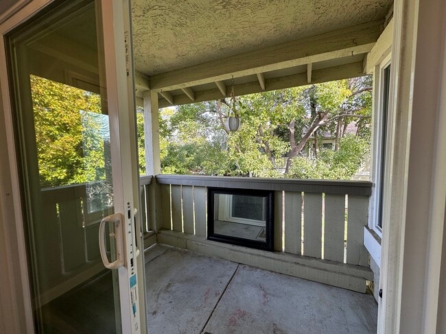 Building Photo - 1035 Delna Manor Ln