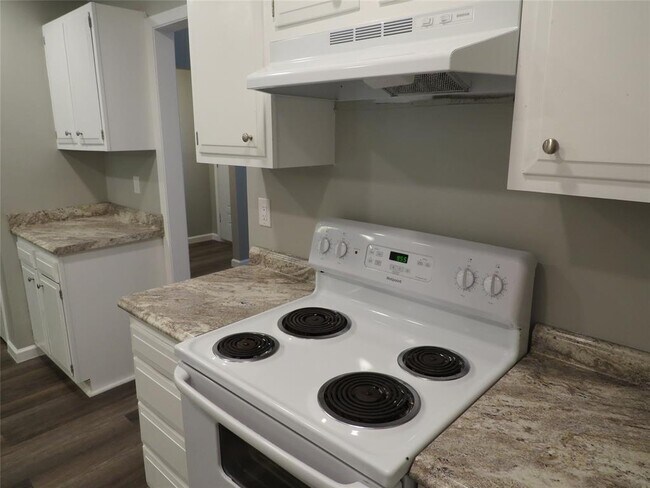 Building Photo - 2109 Meadowlark Ln