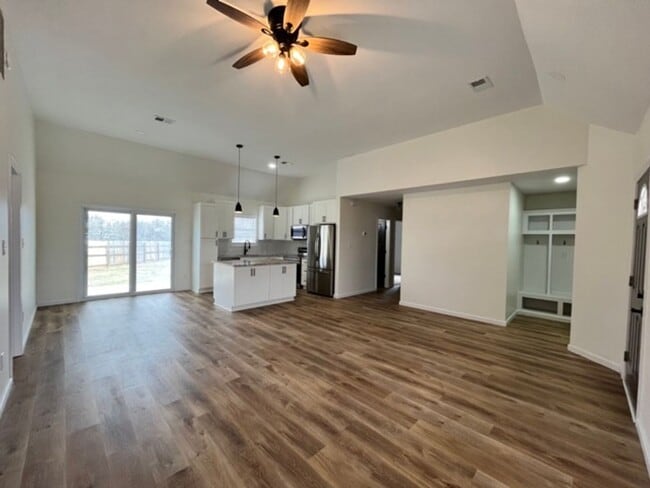 Building Photo - 204 Franklin Sq - Beautifully Updated Home in Bonaire