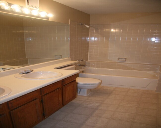 Foto del edificio - Charming 2 Bedroom Second Story Condo with easy access to everything!