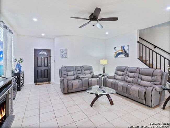 Building Photo - 3 Bedroom w/Game Room