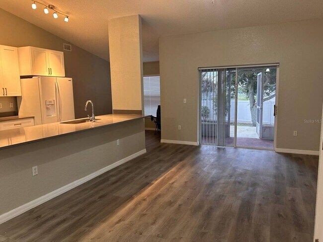 Building Photo - 669 Sierra Cir