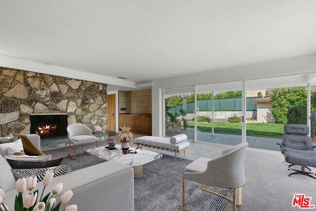 Foto del edificio - 13170 MULHOLLAND Dr