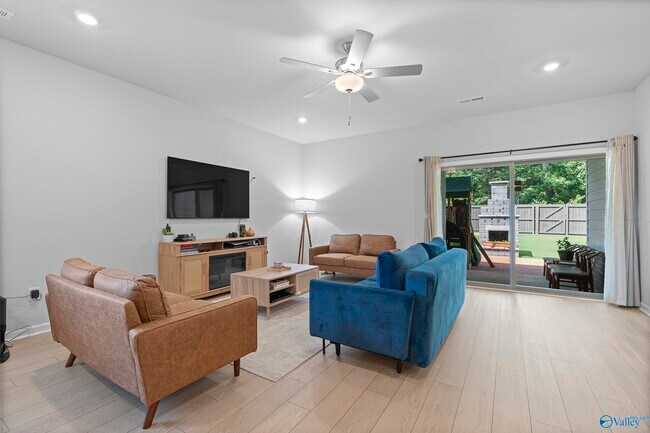 Foto del edificio - 14971 Greenleaf Dr