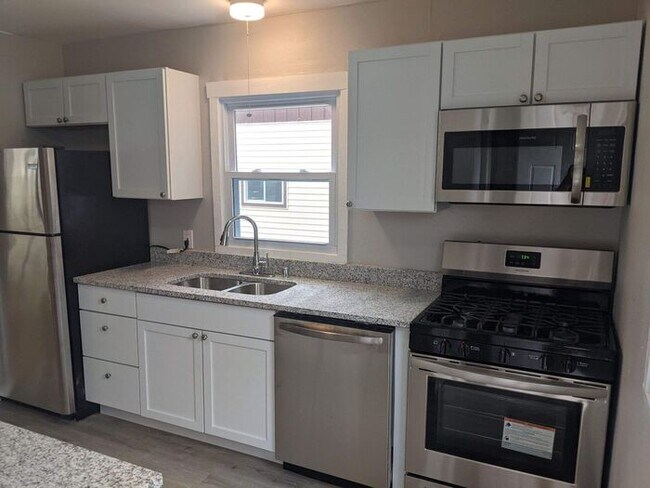 Building Photo - 3 bedroom Single Family Home