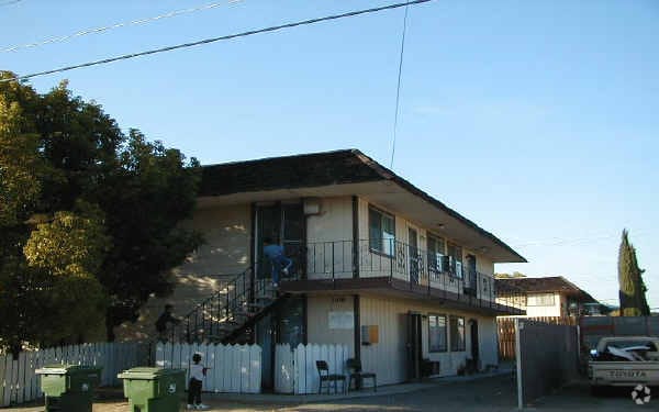 Building Photo - 1108 W 5th St