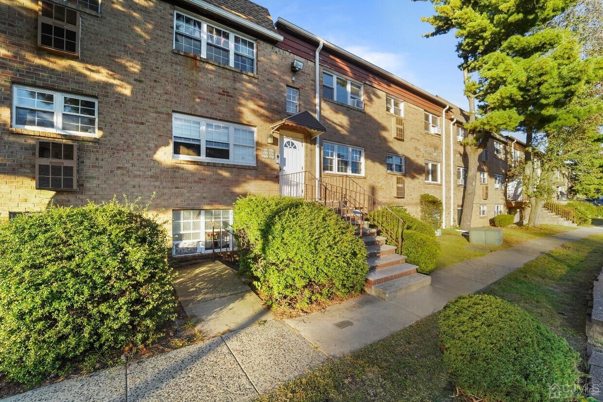 174 College Dr Unit 174, Edison, NJ 08817 Condo for Rent in Edison