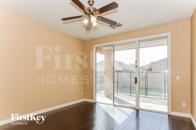 Building Photo - 14865 W Bloomfield Rd