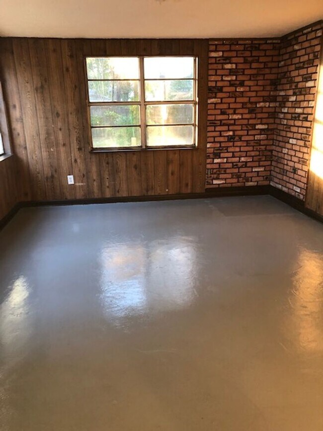 Building Photo - 9321 Dunwoody Dr