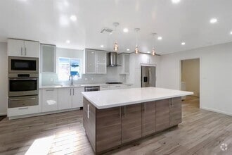 Building Photo - 5602 Sylmar Rd