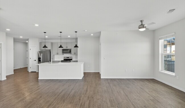 Amplios salones diseñados para ofrecer comodidad y estilo. - Grant Row Lofts