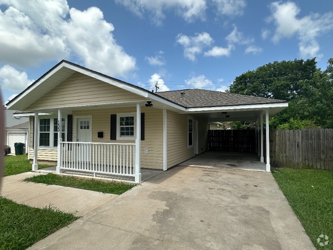 Building Photo - 133 Huisache St