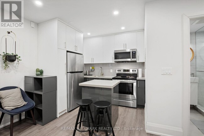 Photo du bâtiment - 595-595 St Clair Ave W