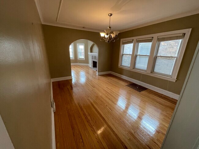 Building Photo - 5327 W Wolfram St