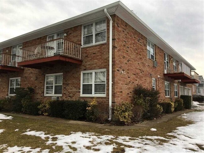 Foto del edificio - 165 Manorhaven Blvd