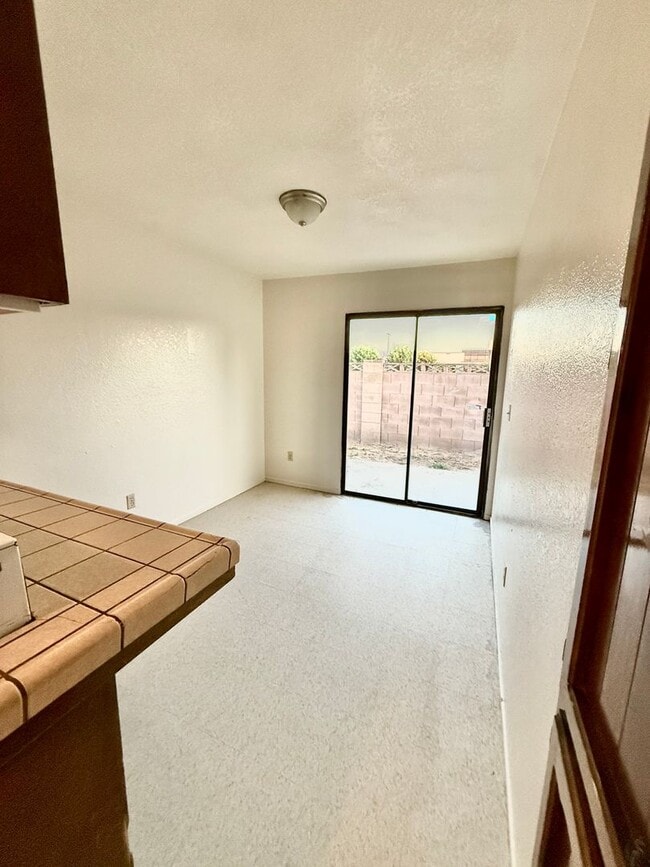 Building Photo - 2041