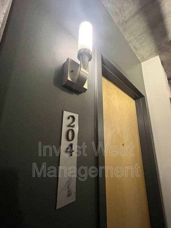 Building Photo - 1926 W Burnside St