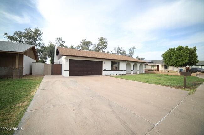 Building Photo - 2140 E Colgate Dr