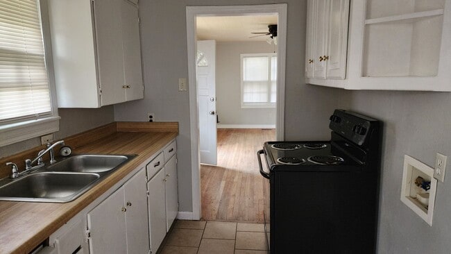 Building Photo - Coming Soon!  Nice 2 Bedroom 1 Bathroom Ho...