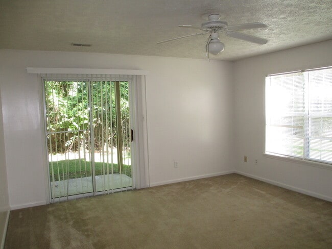 Building Photo - 2 Bedroom 1 bath upstairs apartment