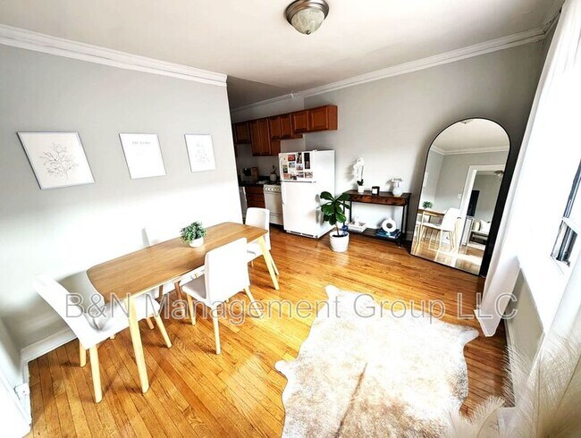 Foto del edificio - 912 W Oakdale Ave