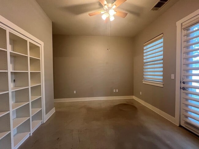 Building Photo - 2520 Bluebonnet Ln
