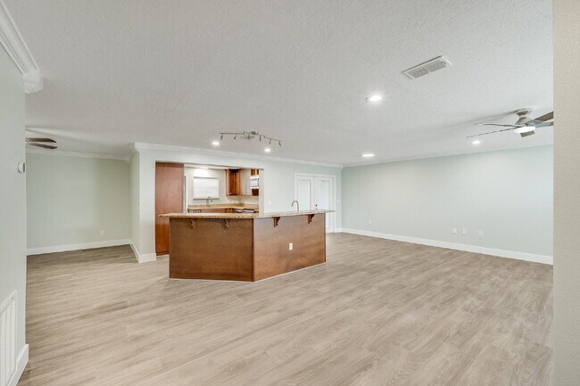 Foto del edificio - 4 bedroom, 2 bathroom Beachside, Pool Home!