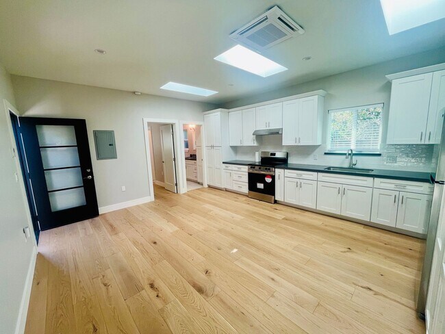 Foto del edificio - Beautiful 4 Bed 3 Bath San Jose Home - Bra...