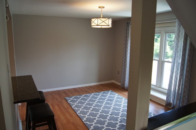 Spacious Frount Room - 1004 Cottingham Ct