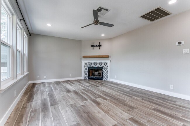 Building Photo - RENOVATED, CONTEMPORARY HOME IN PARKSIDE
