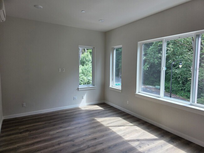 Building Photo - Beautiful New Townhouse 4BD Bothell