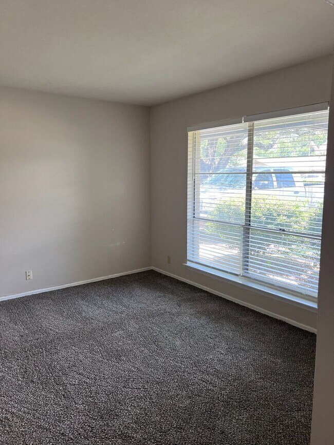 Foto del edificio - 1217 Briarwood Dr