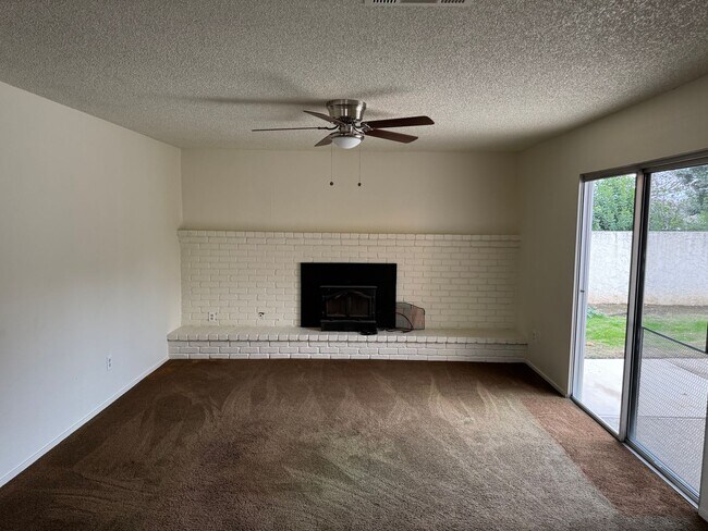 Building Photo - 1586 Hawthorne Dr