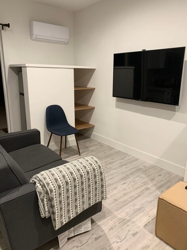 Foto del edificio - 7972 Chase Ave