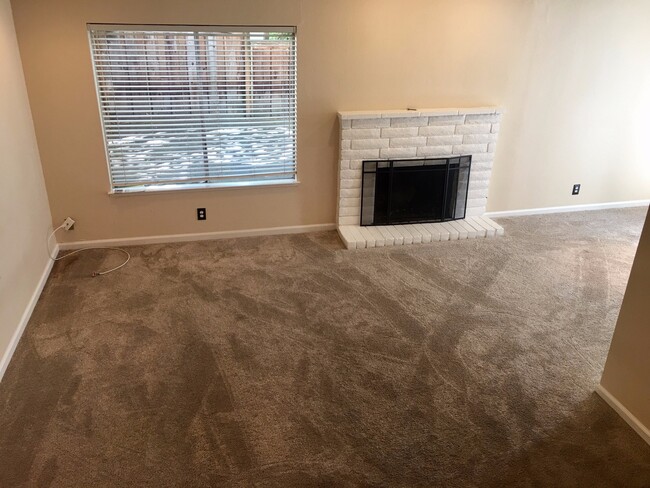 Building Photo - 131 Fountainhead Ct