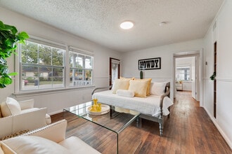 Building Photo - 202 Pine St