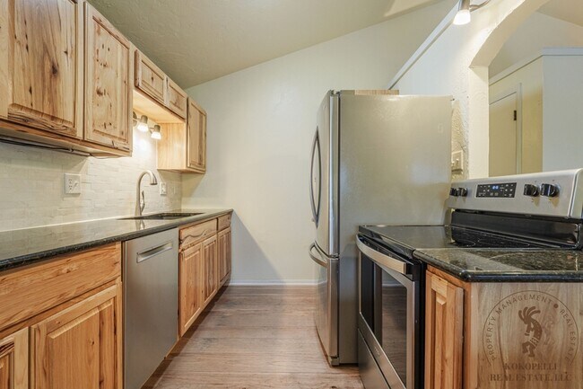 Building Photo - 1043 Lakeside Dr