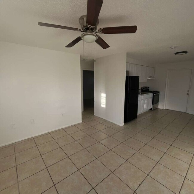 Foto del edificio - FORT MYERS ** 2 BED-1 BATH UNFURNISHED FIRST FLOOR APARTMENT AVAILABLE FOR A LONG-TERM TENANT ** ...