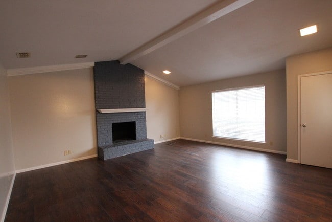 Building Photo - Newer Remodeled Duplex in the heart of Tyler!