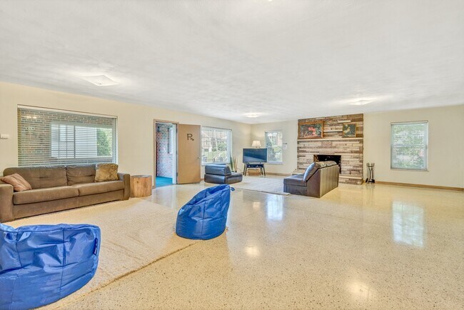 Foto del edificio - 3303 Watson Rd