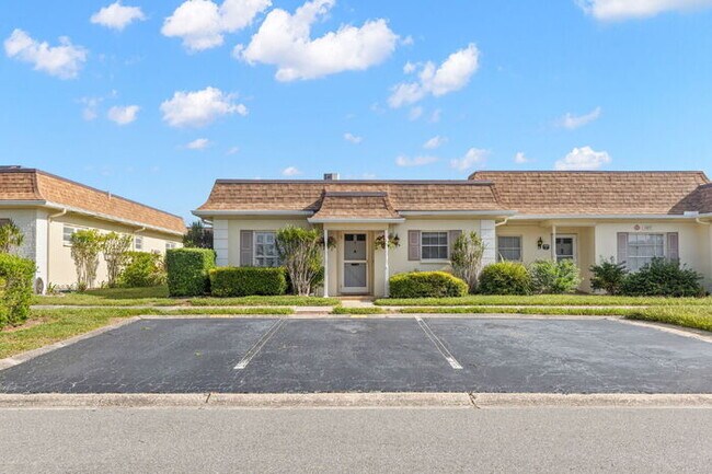 Foto del edificio - "Spacious 2-Bed, 2-Bath Condo Oasis in Prime Clearwater Location – 55+ COMMUNITY